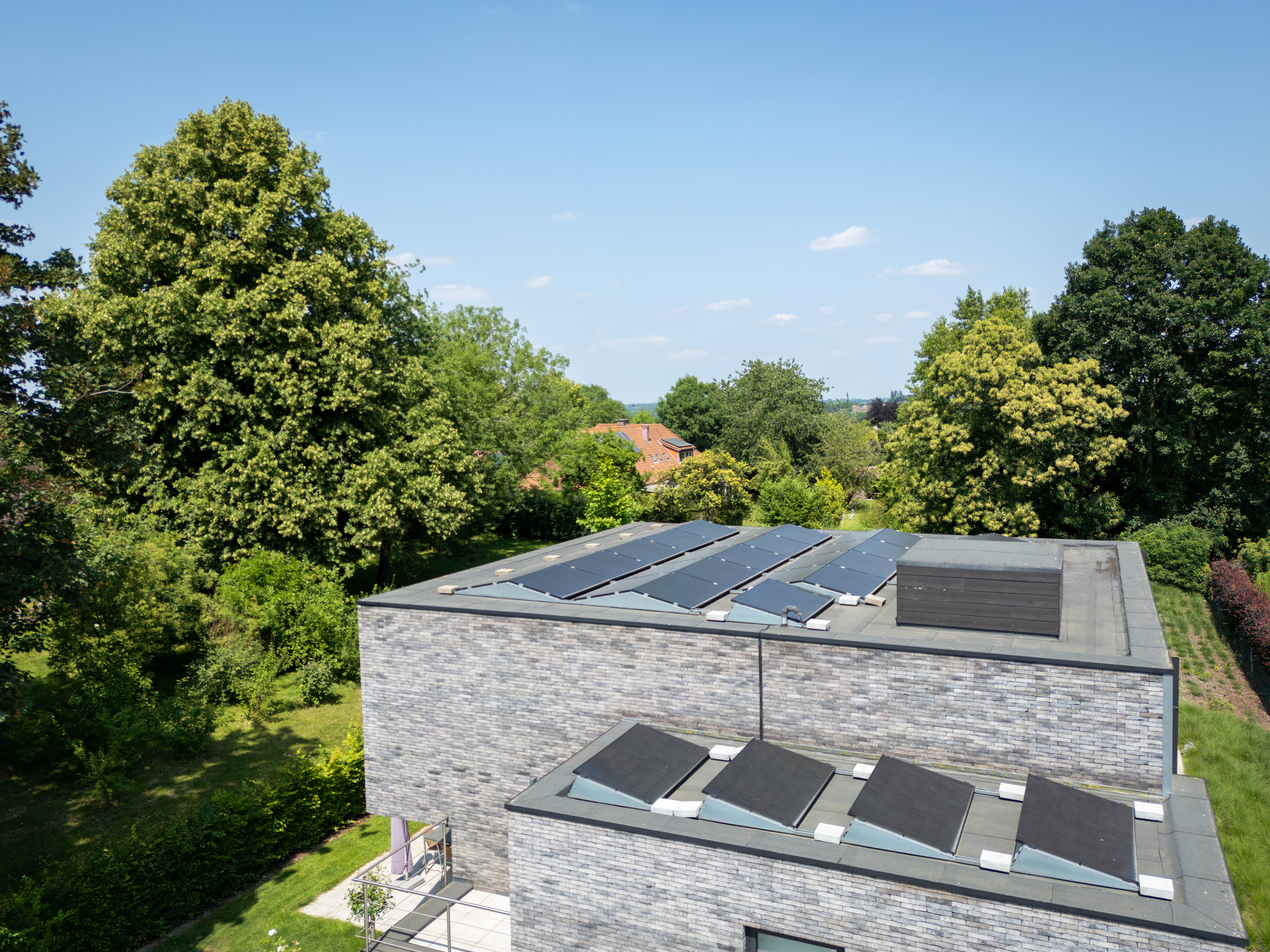 Zonnepanelen op het dak van een gebouw