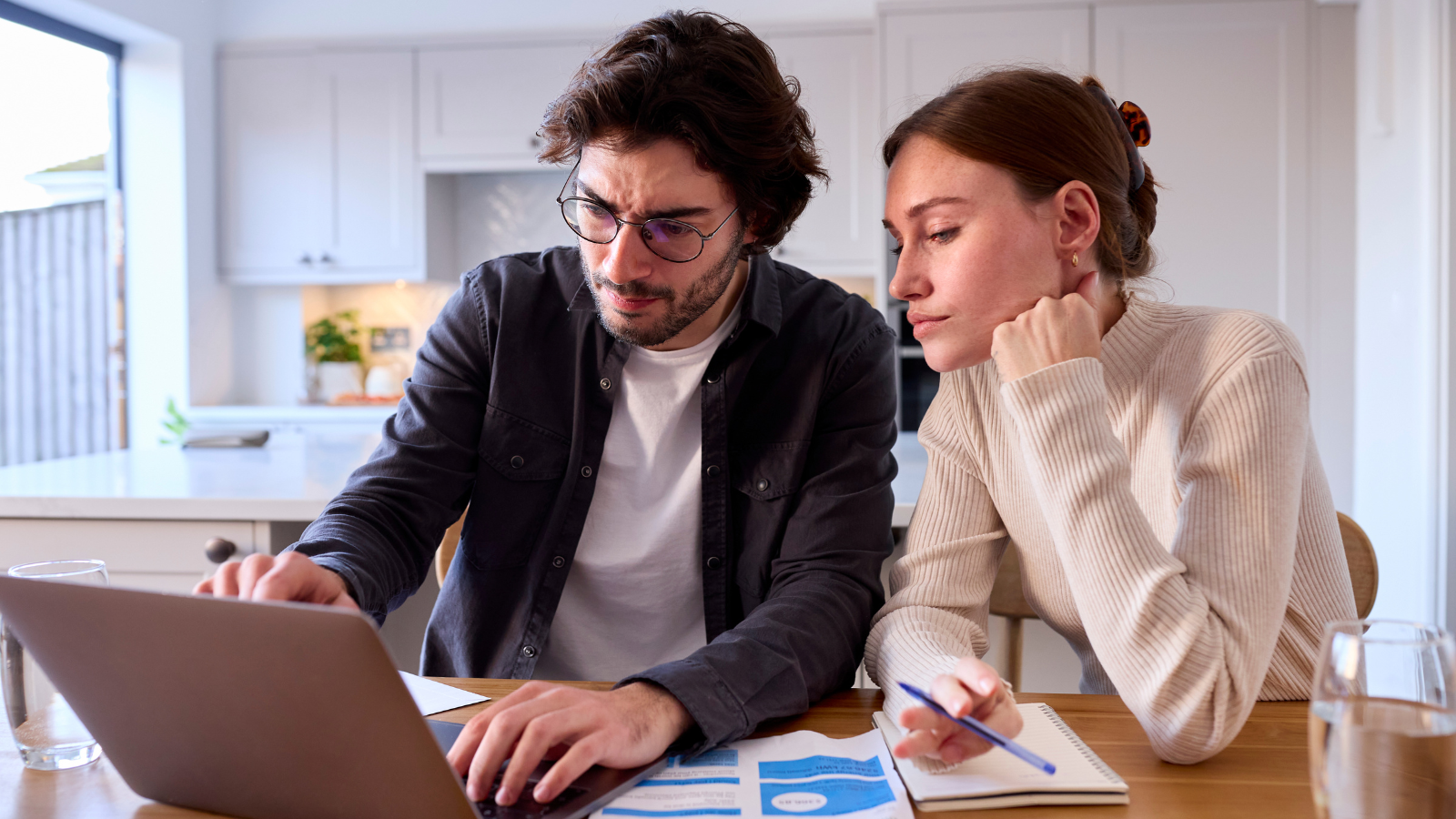 Man en vrouw die kijken naar een computerscherm