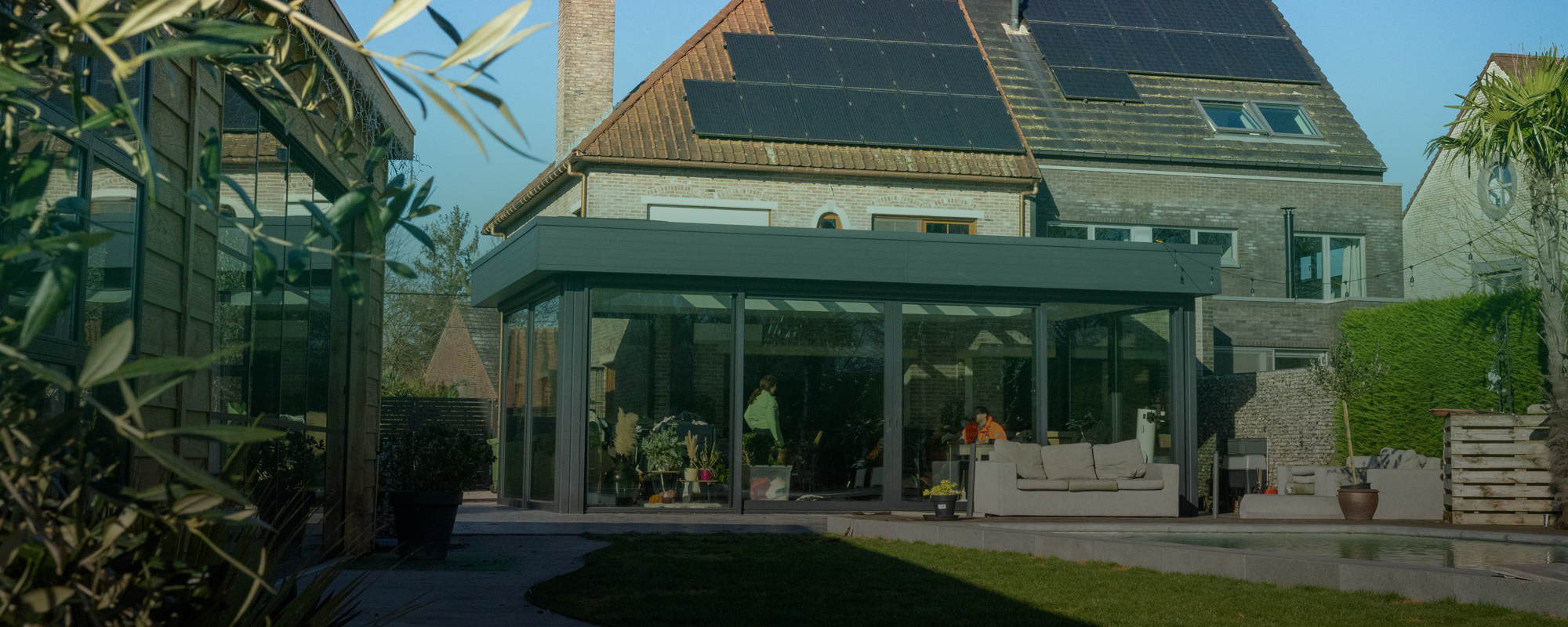 Tuin met uitzicht op een huis met zonnepanelen