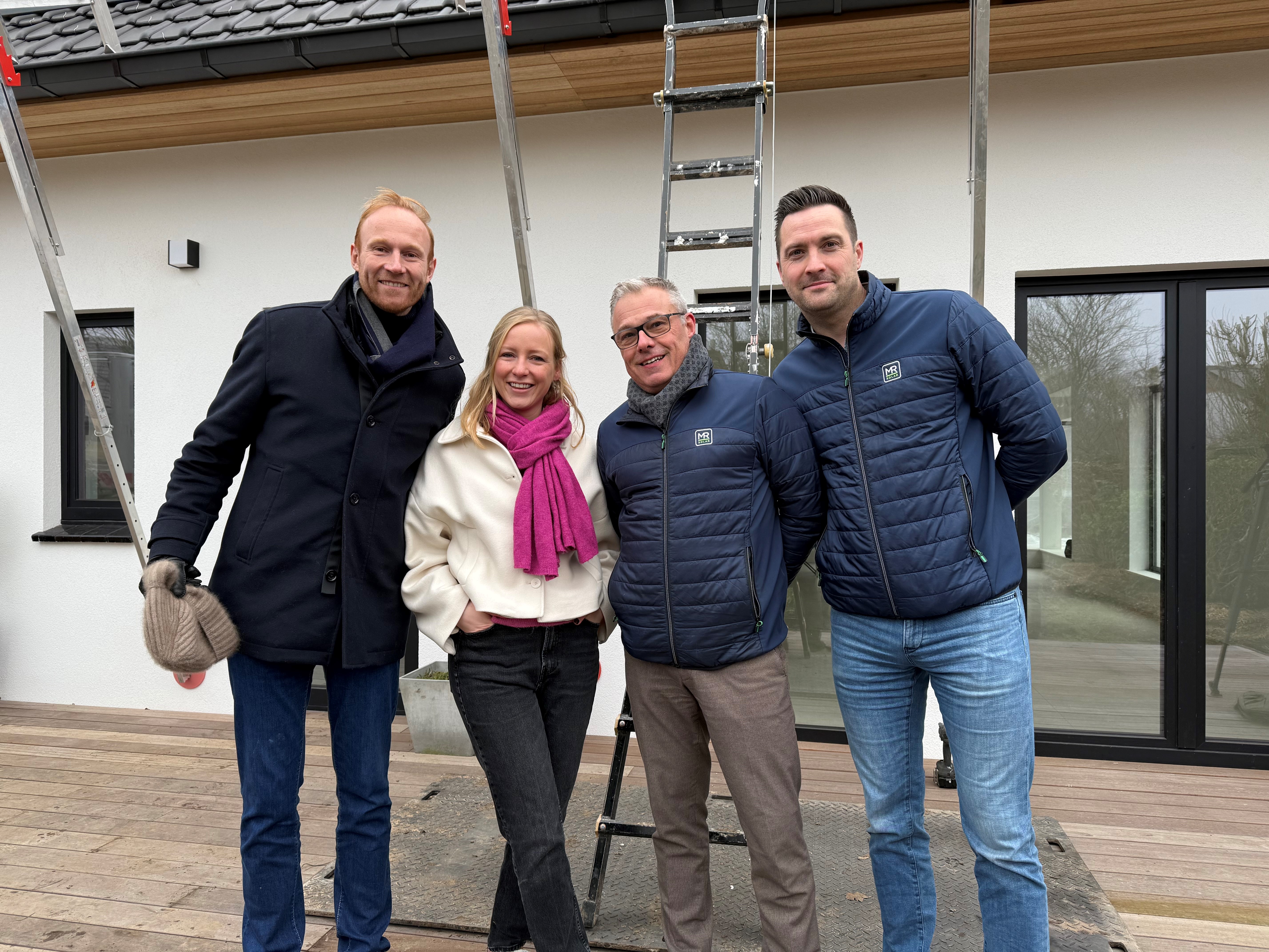 Groepsfoto met Melissa Depraetere, de CEO, CCO en eigenaar MR Solar