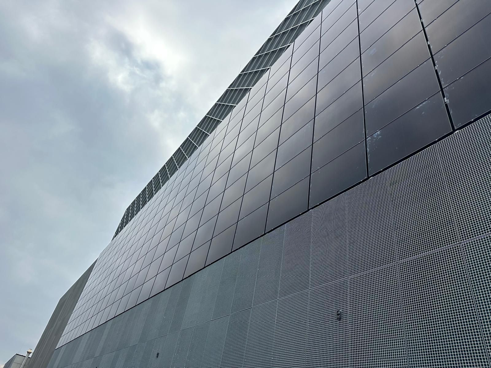LCL Data Centers bouwt een duurzame digitale infrastructuur met verticale zonnegevel van MR Solar