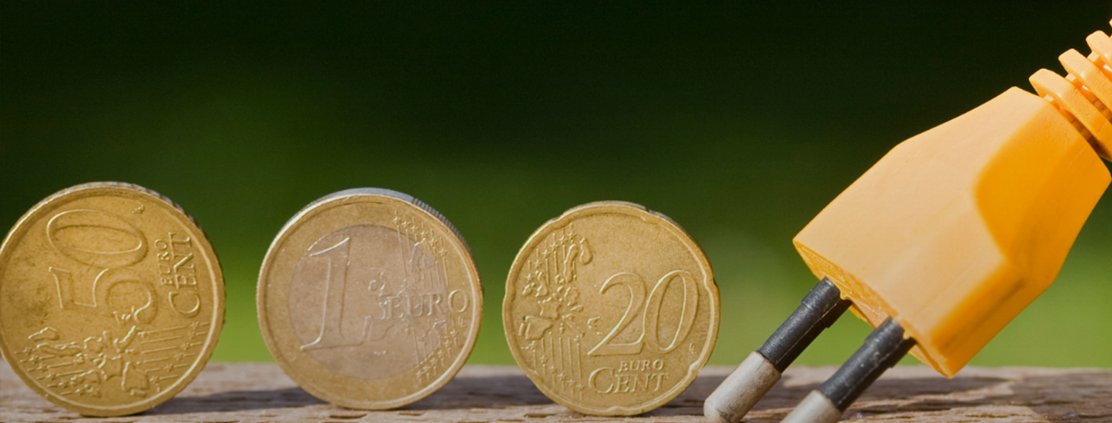 3 muntjes met oranje stekker