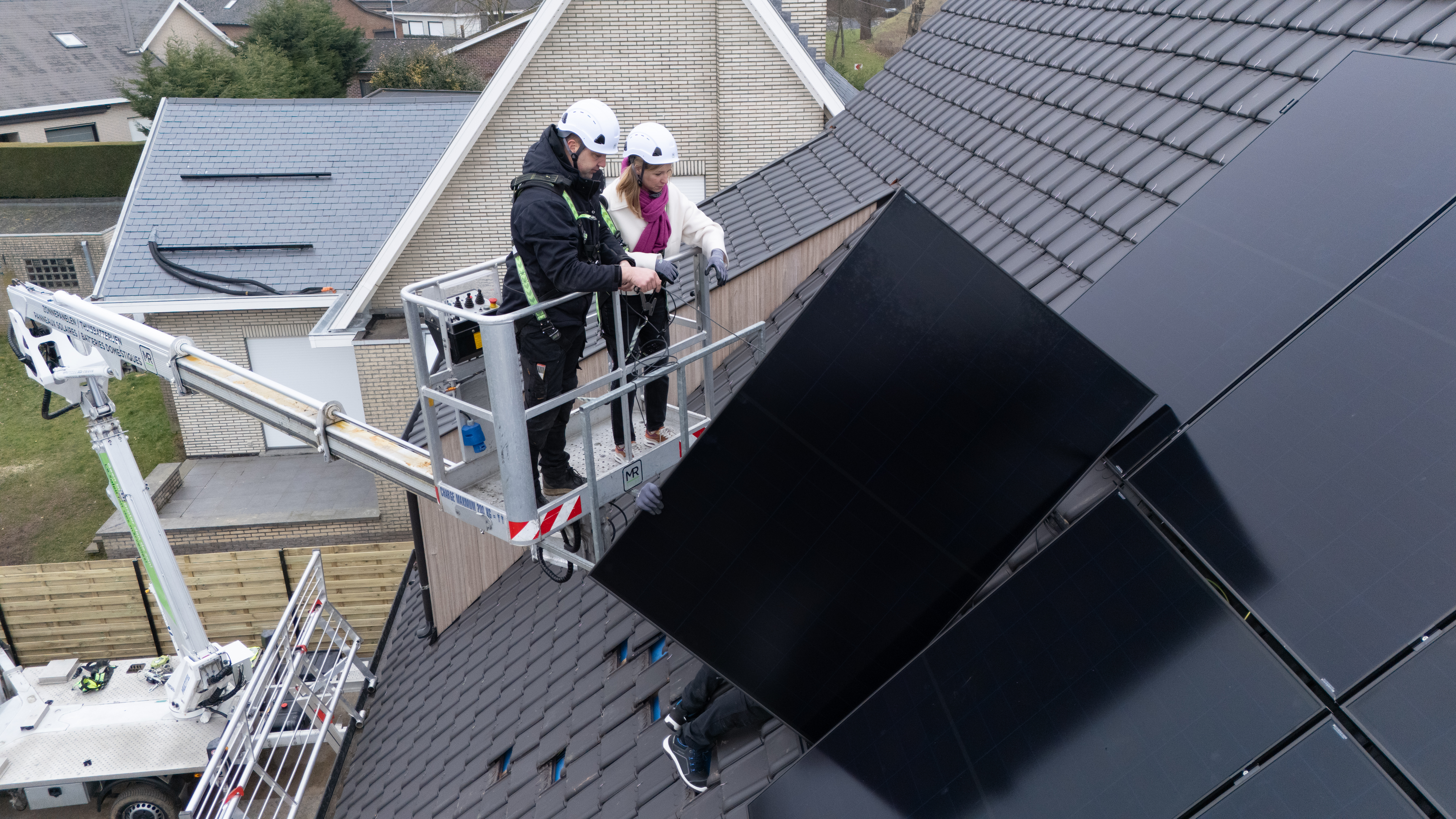 Zijkant van installatie van zonnepanelen op het dak
