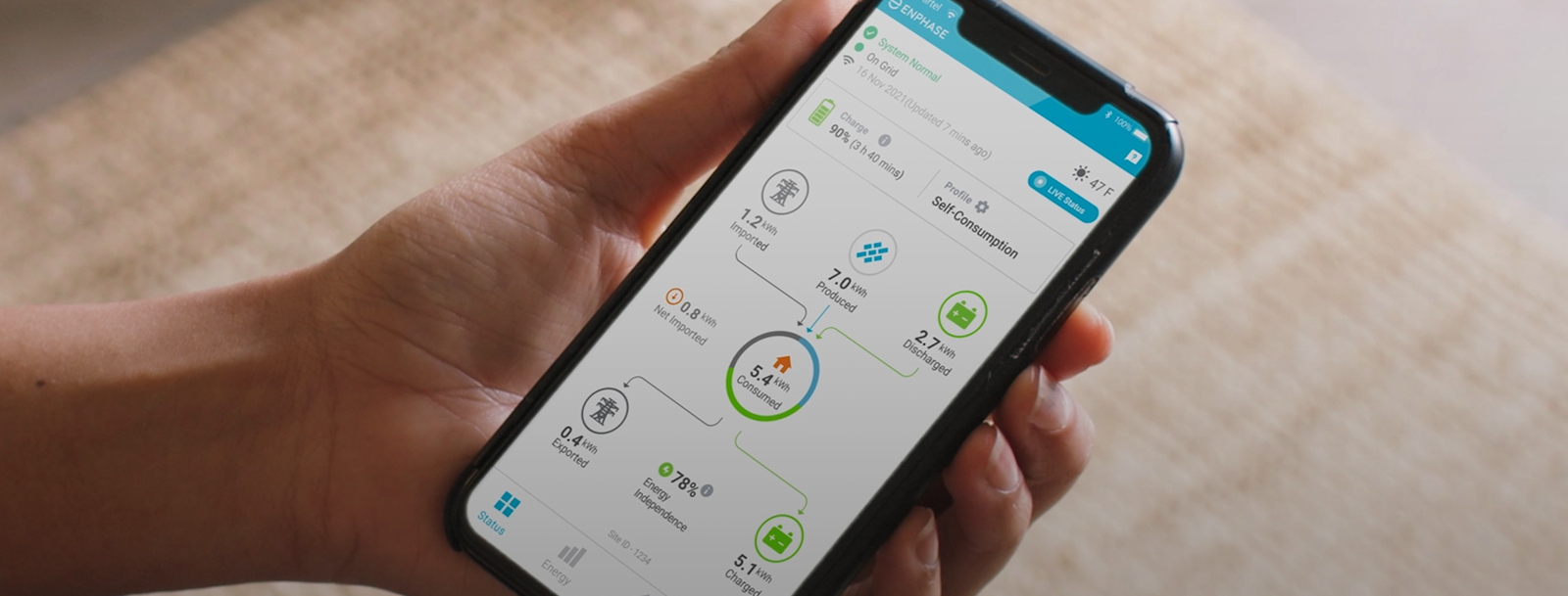 Telefoon in een hand met de Enphase-app open
