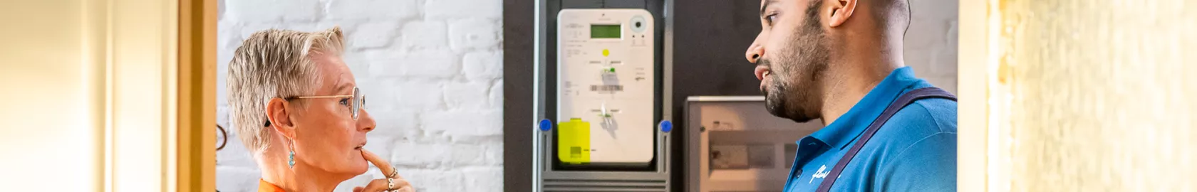 Verkoper die met een klant praat voor de Fluvius digitale meter