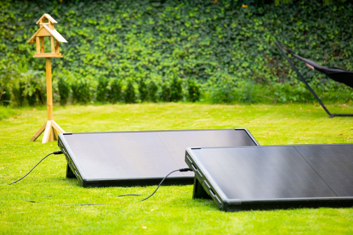 Plug-in thuisbatterijen of zonnepanelen met stekker, wat moet je als consument weten?