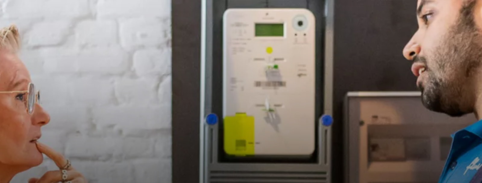 Verkoper met klant voor digitale meter Fluvius