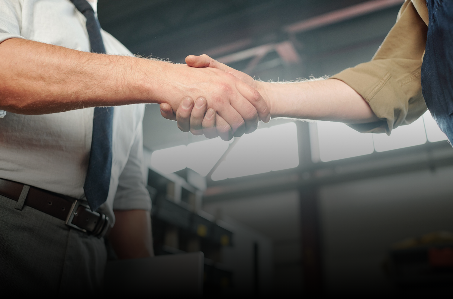Handdruk tussen de klant en verkoper