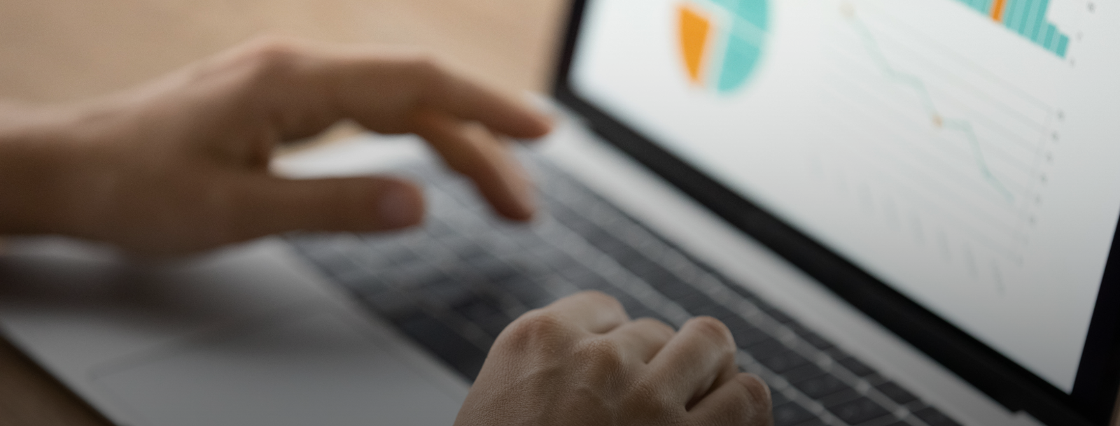 Handen die typen op computertoetsenbord