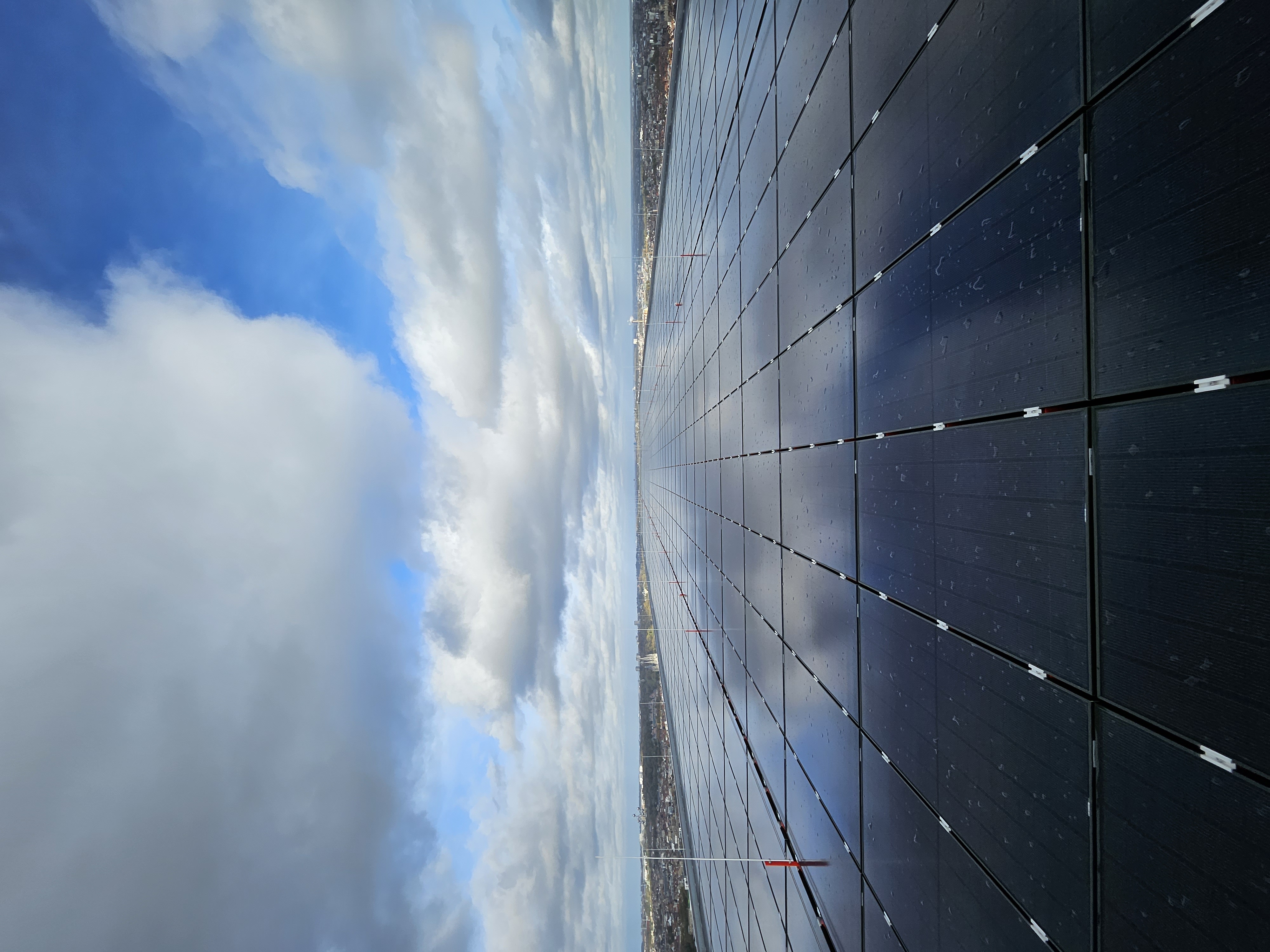 MR Solar schittert op 130 m hoogte: duurzaam huzarenstuk in het hart van Brussel