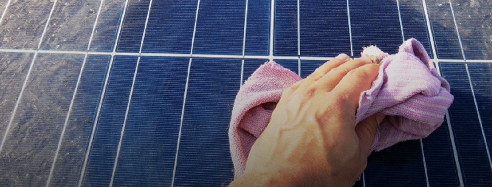 Zonnepanelen schoonmaken met een doek