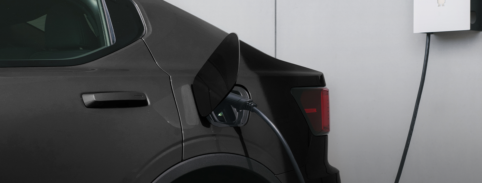 Elektrische auto die wordt opgeladen