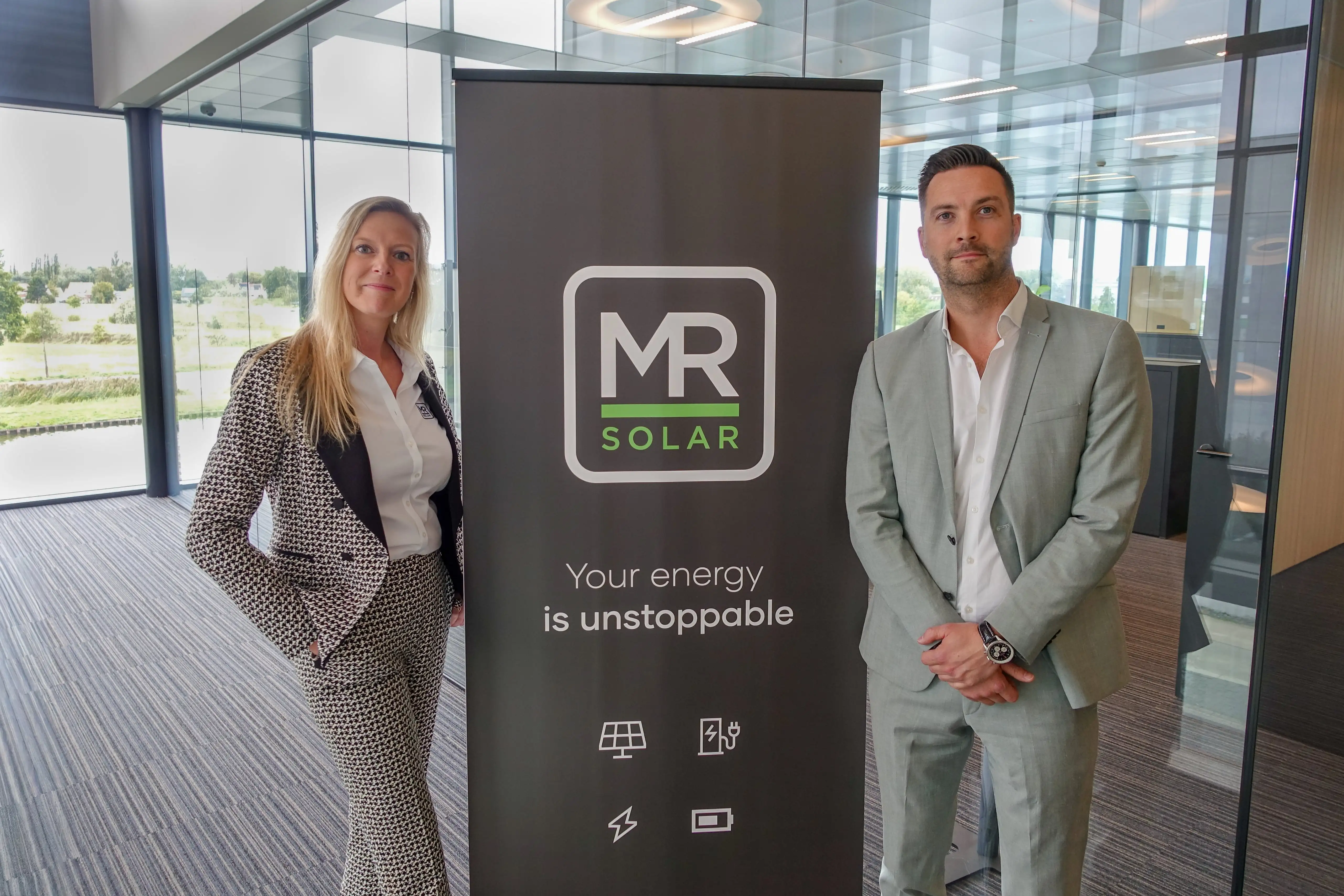 CEO & CCO met een rollbanner tussen hen