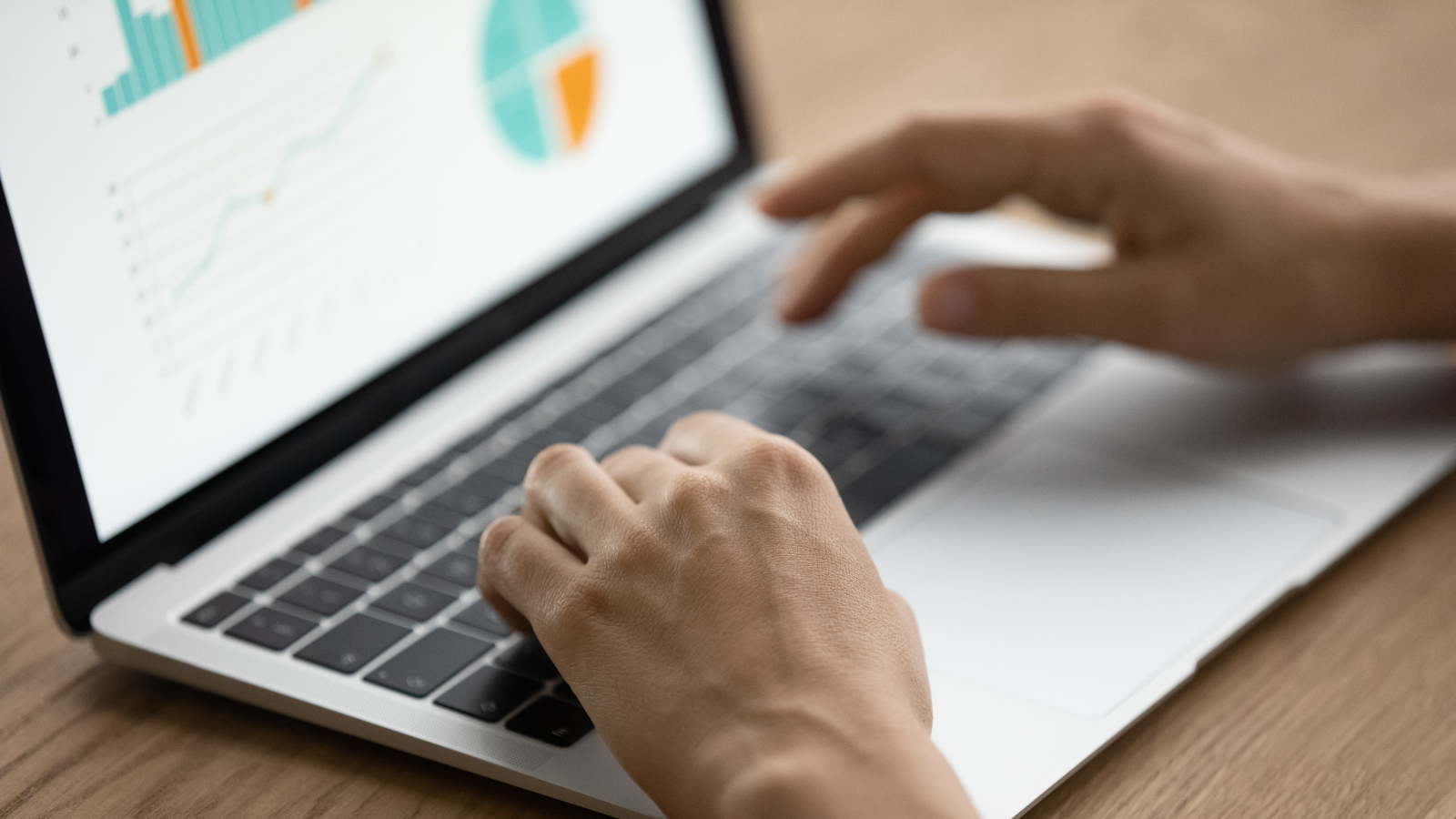 Typende handen op een computertoetsenbord