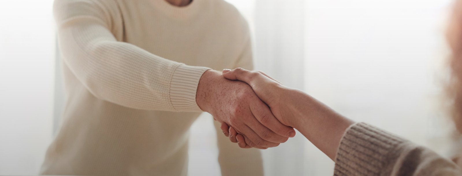 Handdruk tussen twee personen